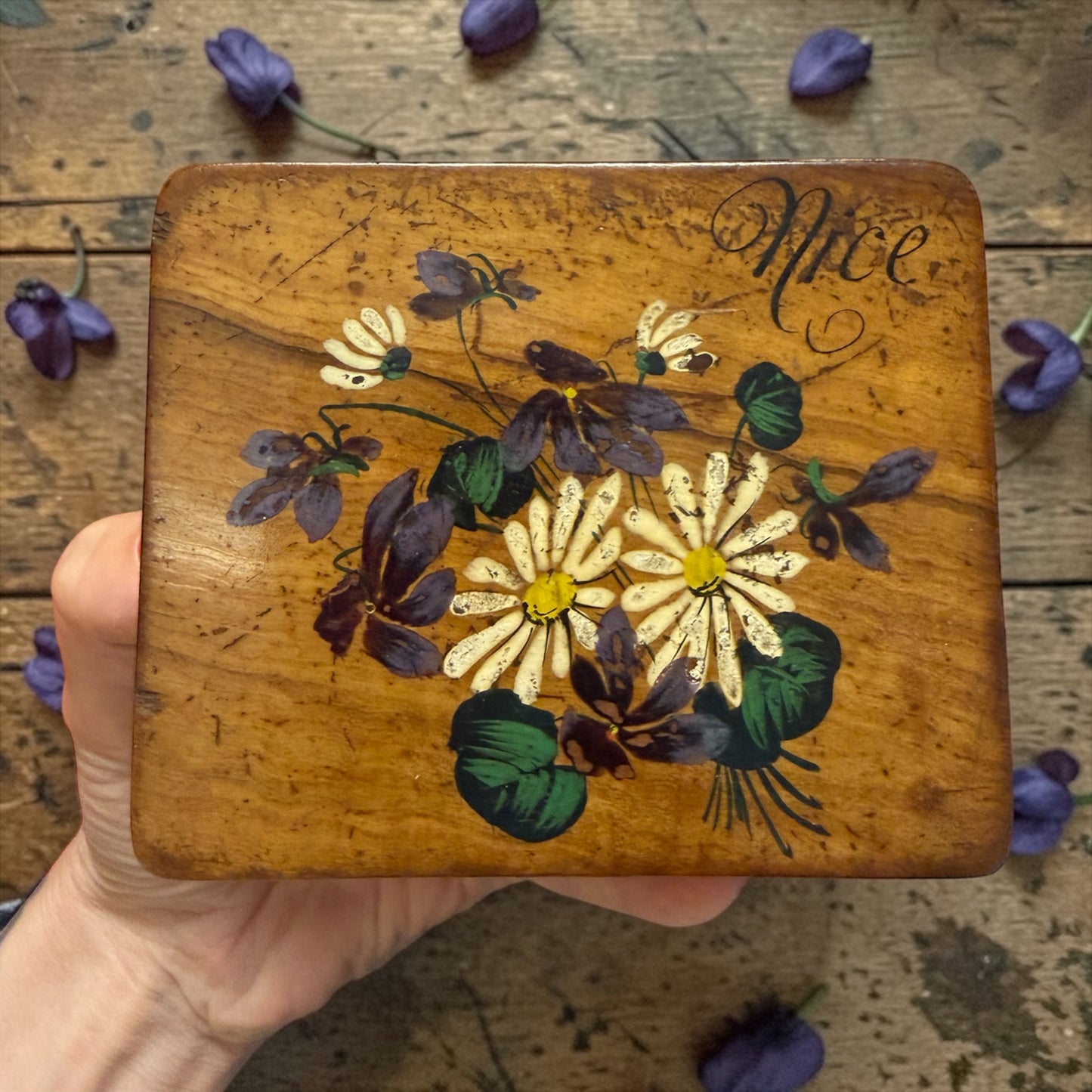 Antica scatola porta gioie “Nice” fine ‘800 con viole dipinte e interno seta capitonné