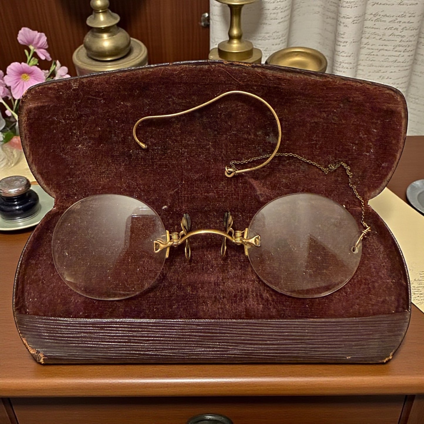 Antichi occhiali pince nez laminati in oro con custodia, 1890-1900 ca