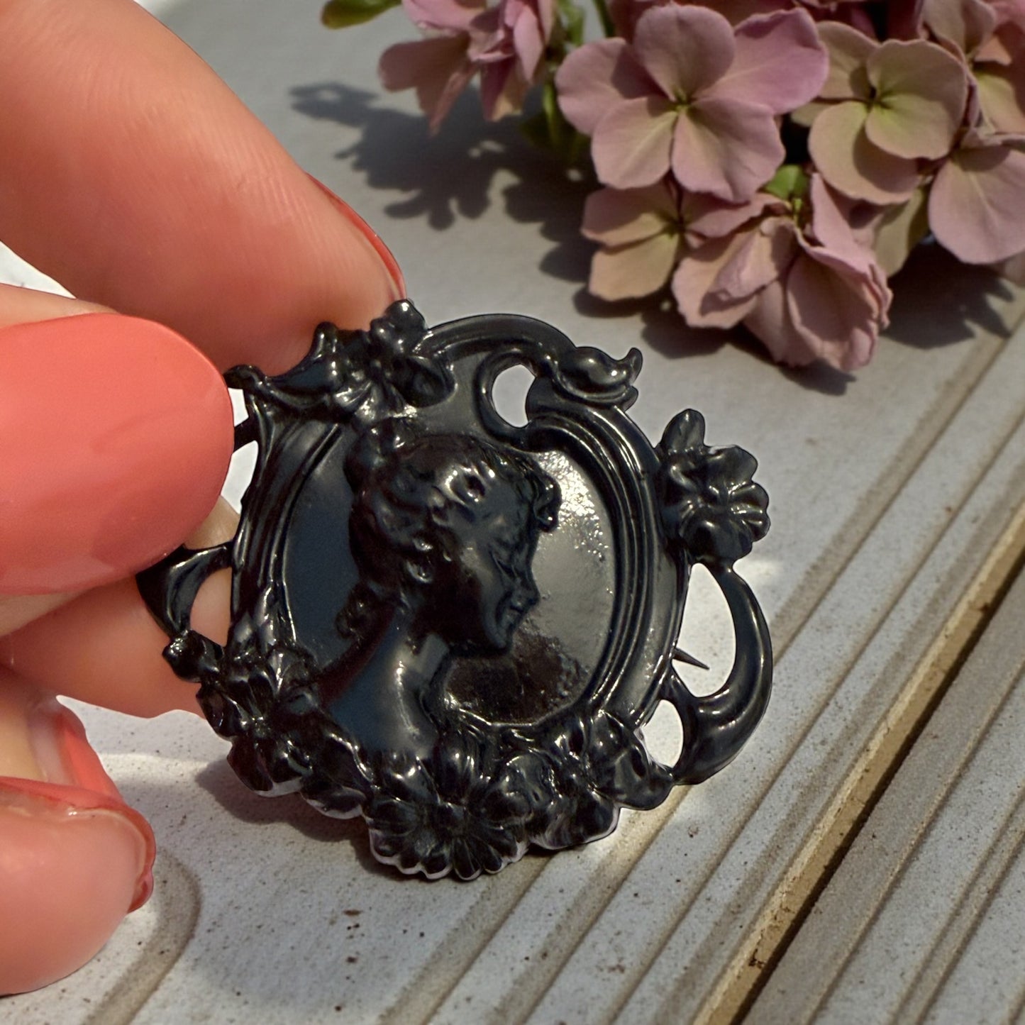 Spilla “di vedovanza” in lega nero profondo, liberty I WW