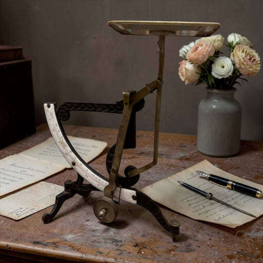 Antica bilancia pesa lettere ghisa, ottone e smalto; decorata floreale fine ‘800 - primo ‘900