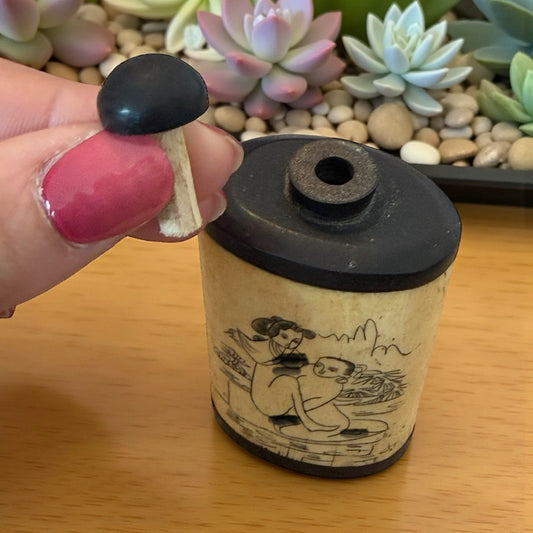 Snuff Bottle in osso con scena erotica, Cina prima metà 900