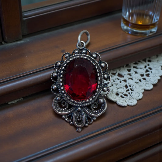Pendente in argento con cabochon sfaccettato rosso profondo, stile vittoriano