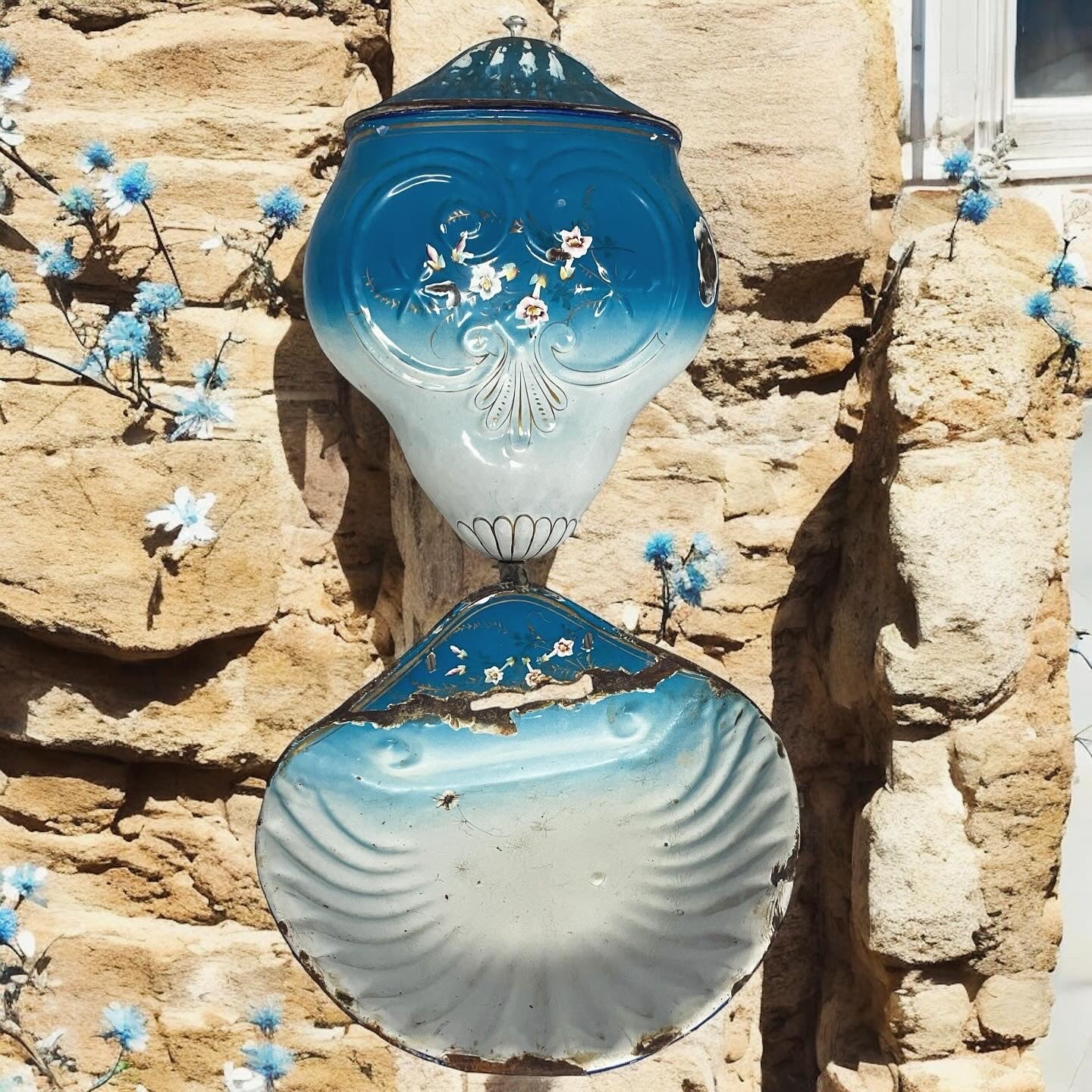 Enamelled wall fountain from the late 19th century