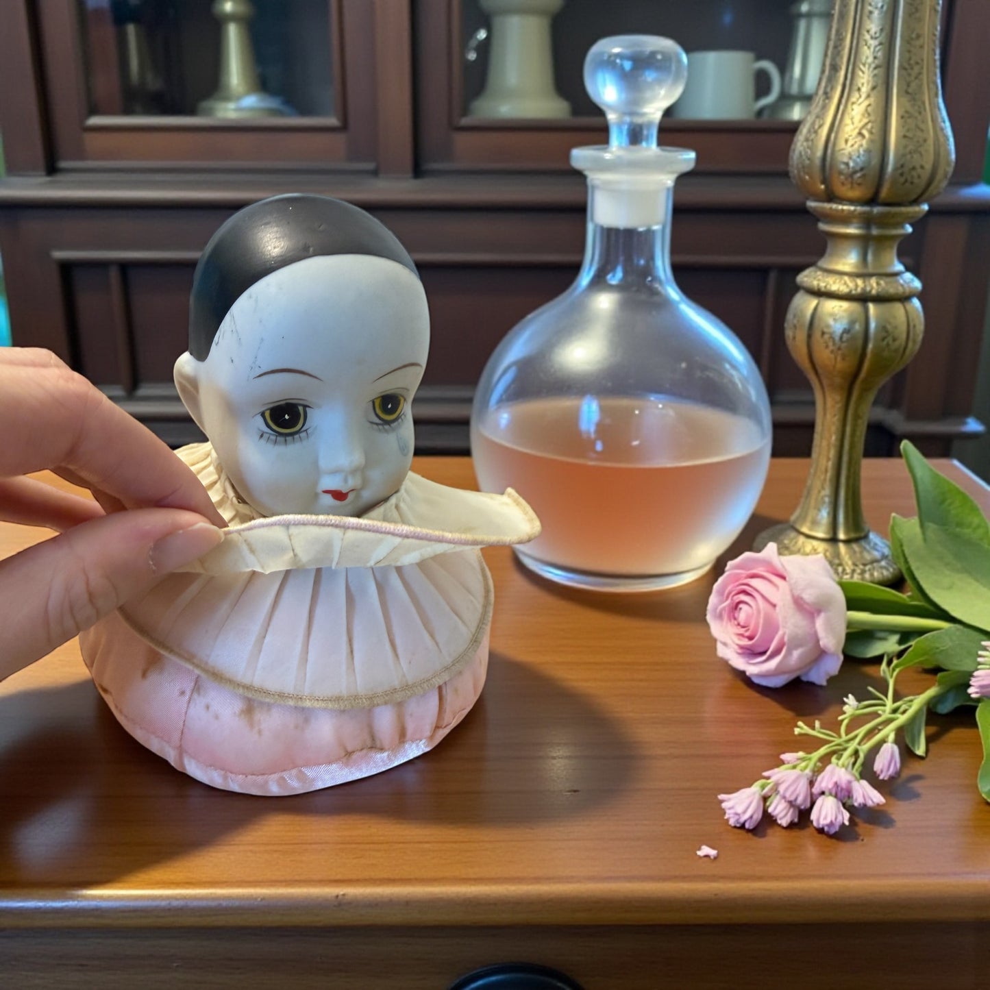 Antico punta spilli primo ‘900 a guisa di Pierrot in porcellana opaca con cuscino in raso rosa