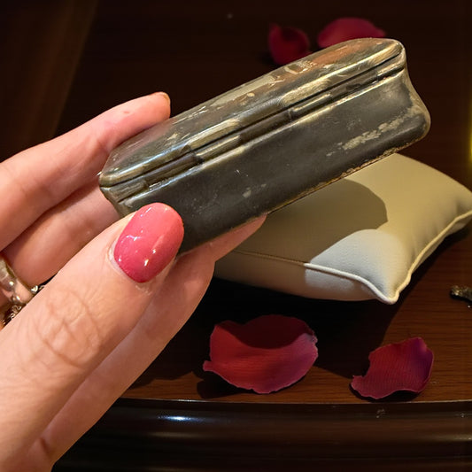 Splendida tabacchiera fine ‘800 in corno con inserti argentati e madreperla gioiello