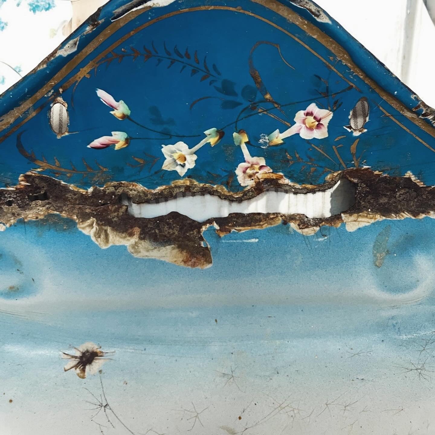 Enamelled wall fountain from the late 19th century