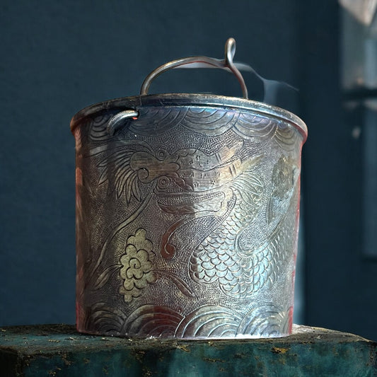 Meraviglioso antico filtro in argento per foglie da tè decorato con drago