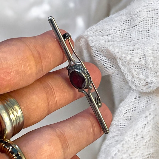 Spilla in argento con granato ed inclusione naturale, ca fine anni ‘40