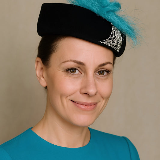 Cappellino cocktail anni ‘40 rivisitato da stilista