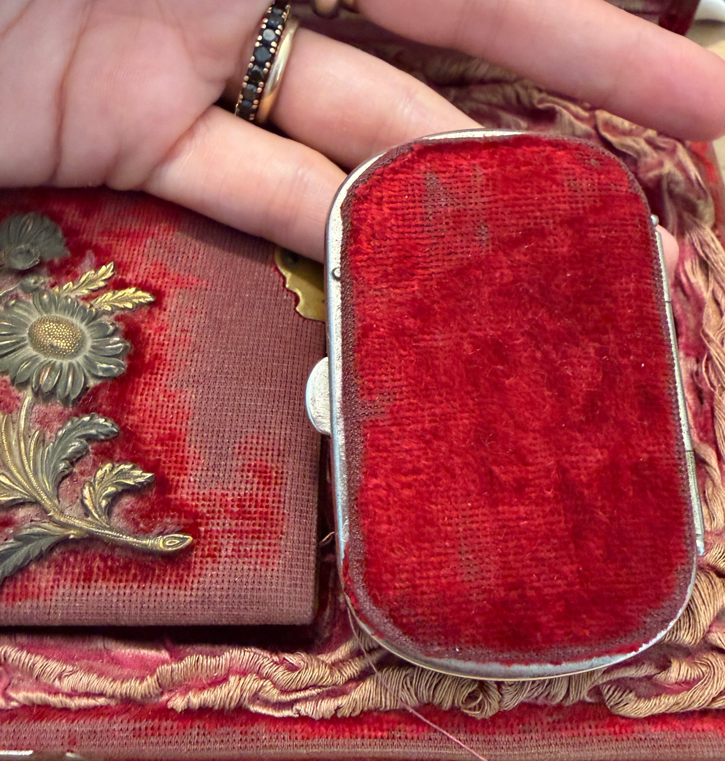 Set vittoriano da viaggio con carnet de bal, portamonete e libro preghiere con testo segreto