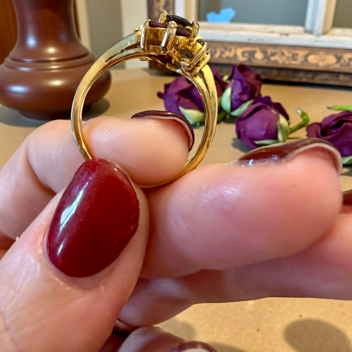 Anello con granati placcato oro e punzonato, Francia ca anni ‘60-‘70