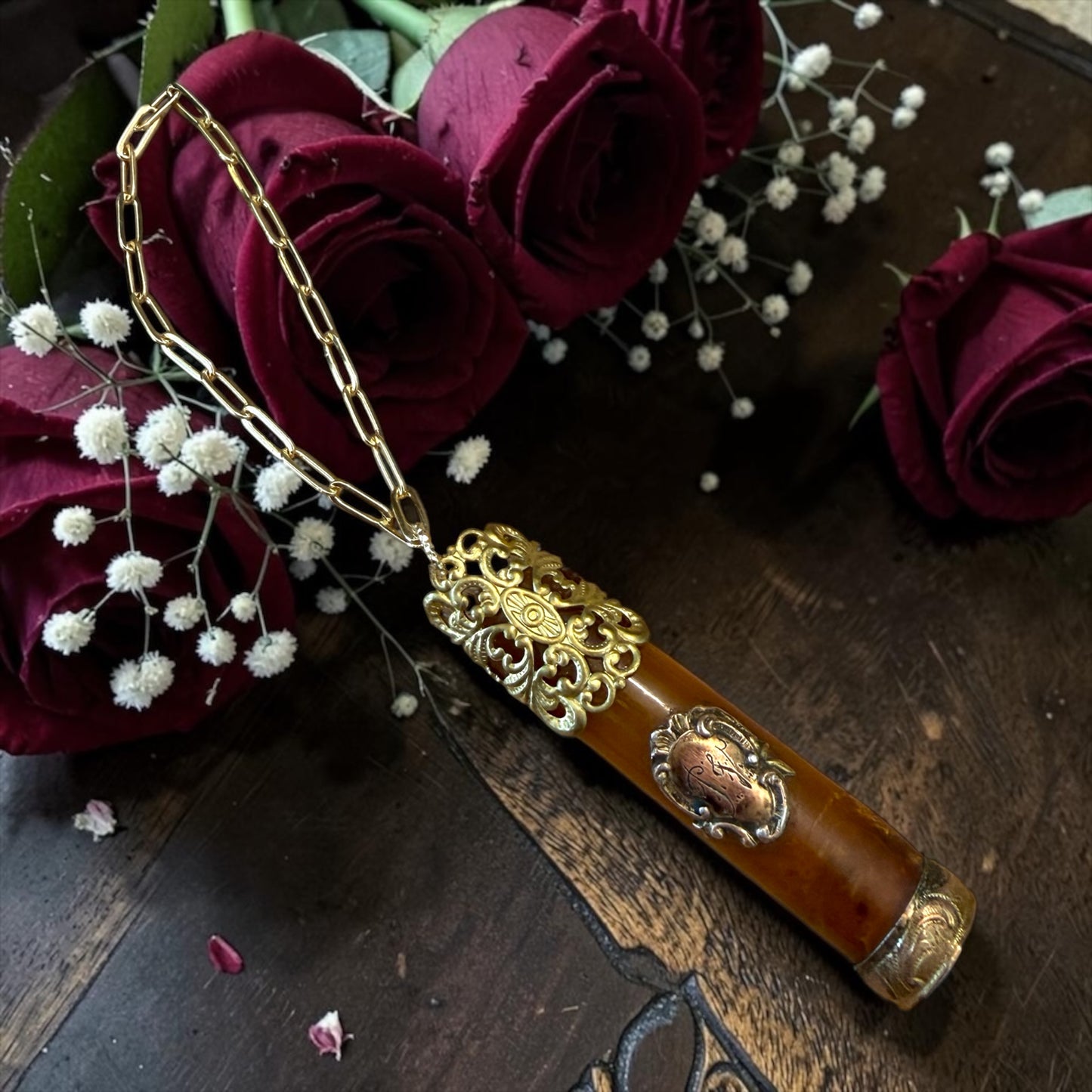 Antico bocchino da sigaretta con decorazioni e monogramma più catenella successiva