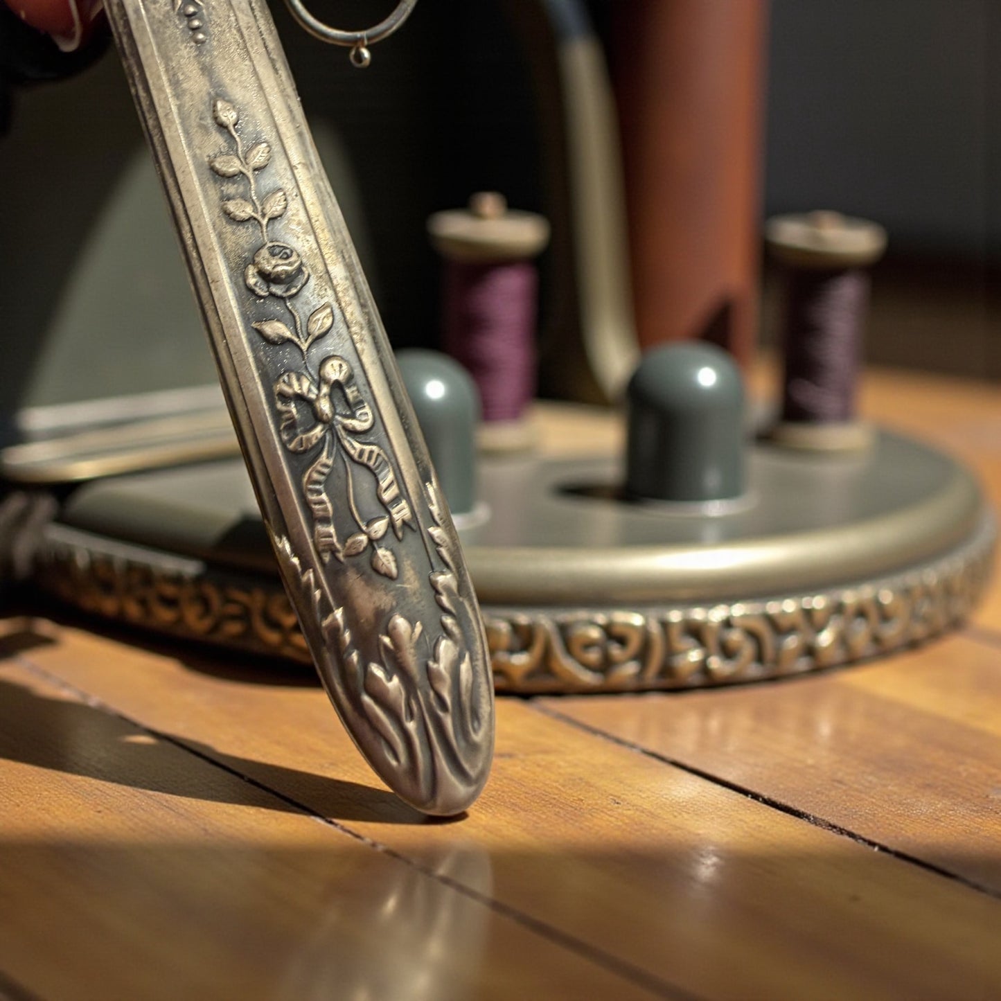 Antico porta aghi francese in argento fine ‘800 con decorazioni floreali