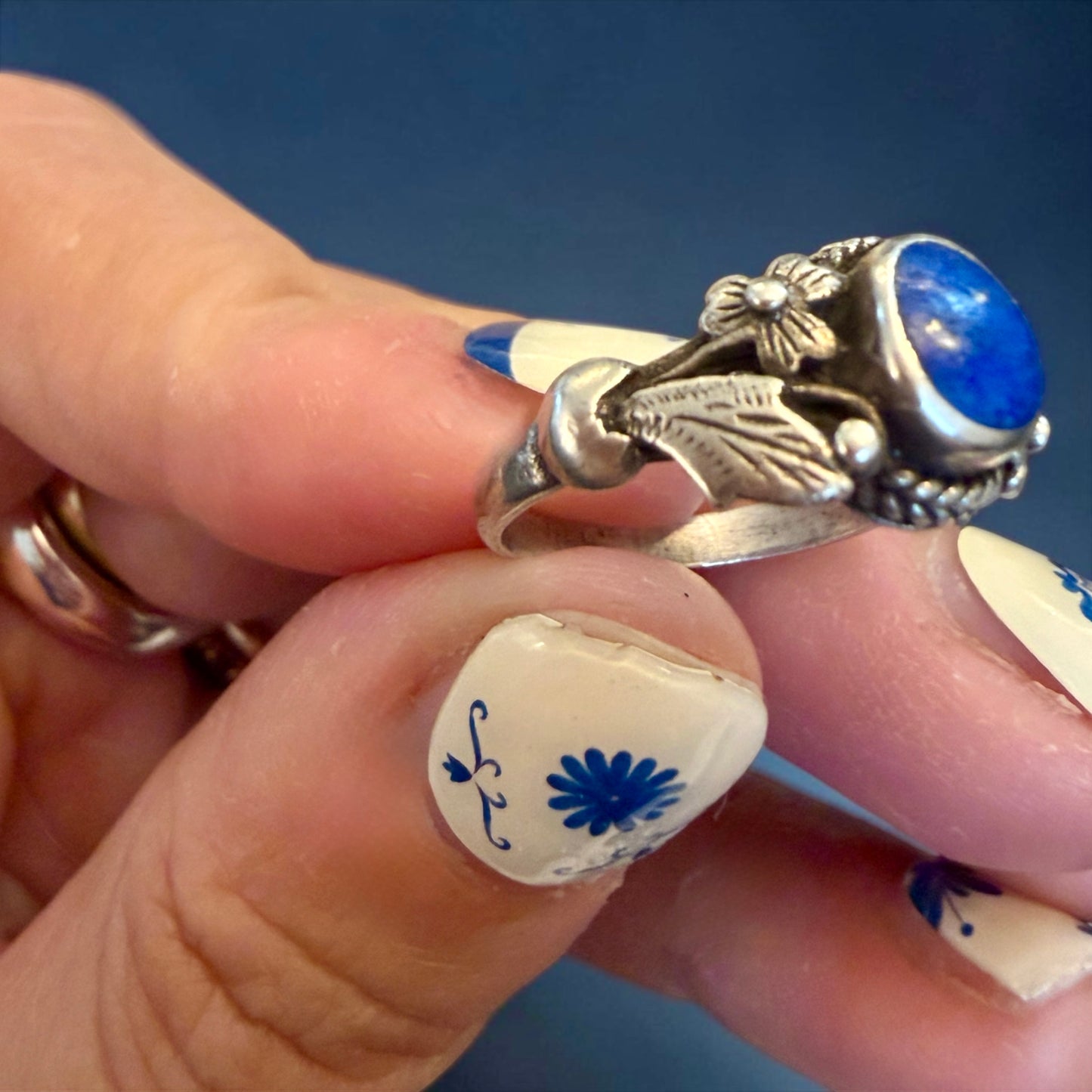 Anello in argento 925 con lapis naturale, anni ‘70