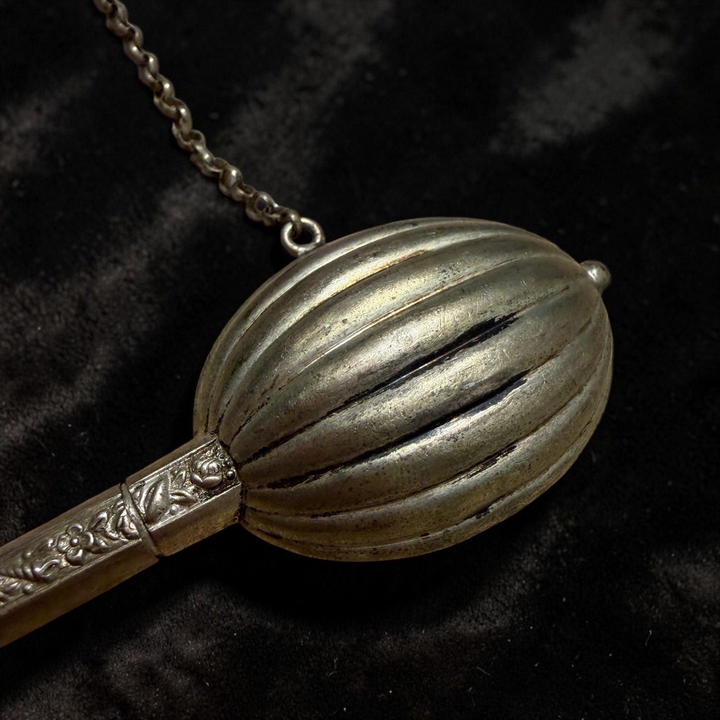 Antica chatelaine in argento da sarta, pezzo molto raro con porta aghi a guisa di liuto, fine ‘800 - primo ‘900