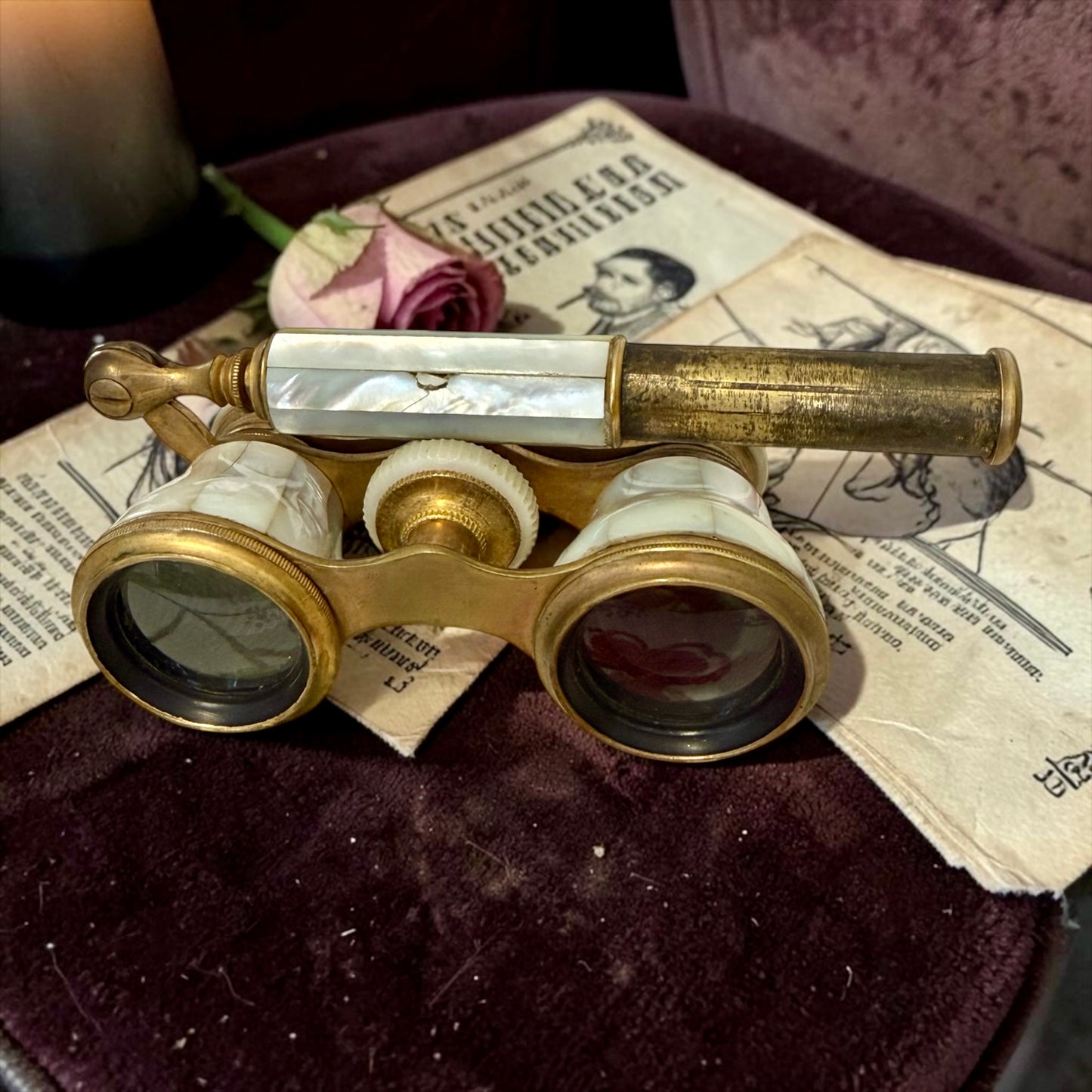 Opera glasses binocolo con asta in madreperla e ottone, primo ‘900