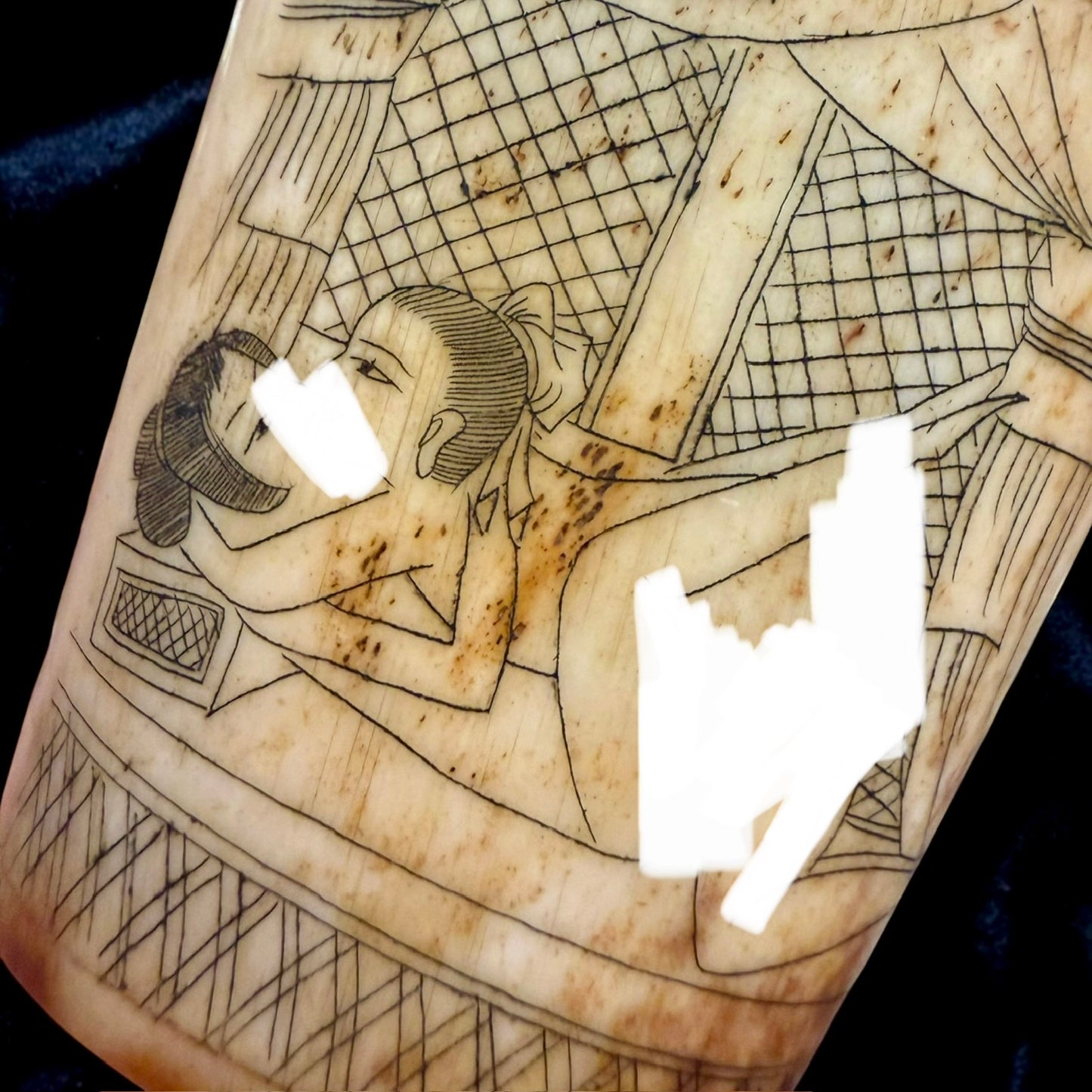 Antica Snuff Bottle in osso inciso con cucchiaino e con scene erotiche