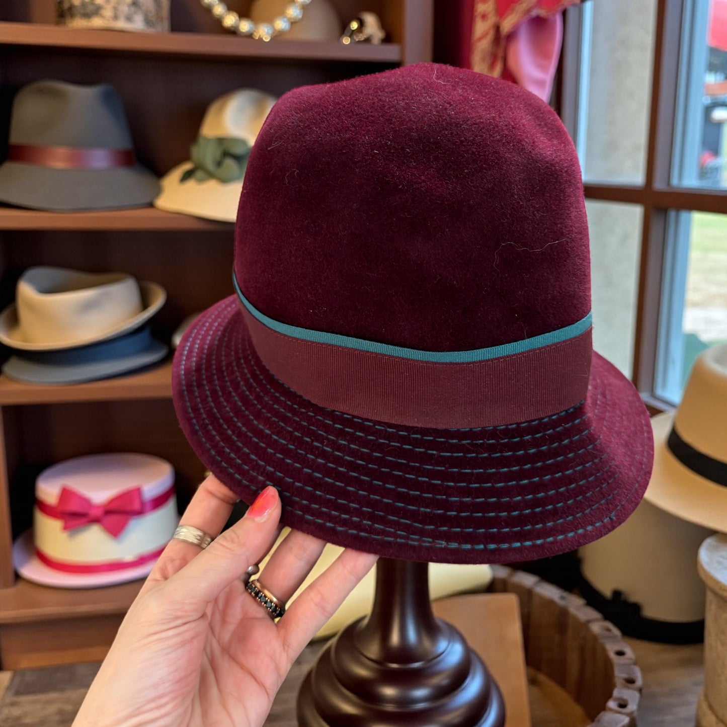 Cappello Borgogna con gros-grain color petrolio e piume, ispirazione cloche anni ‘20, produzione anni ‘50-‘60