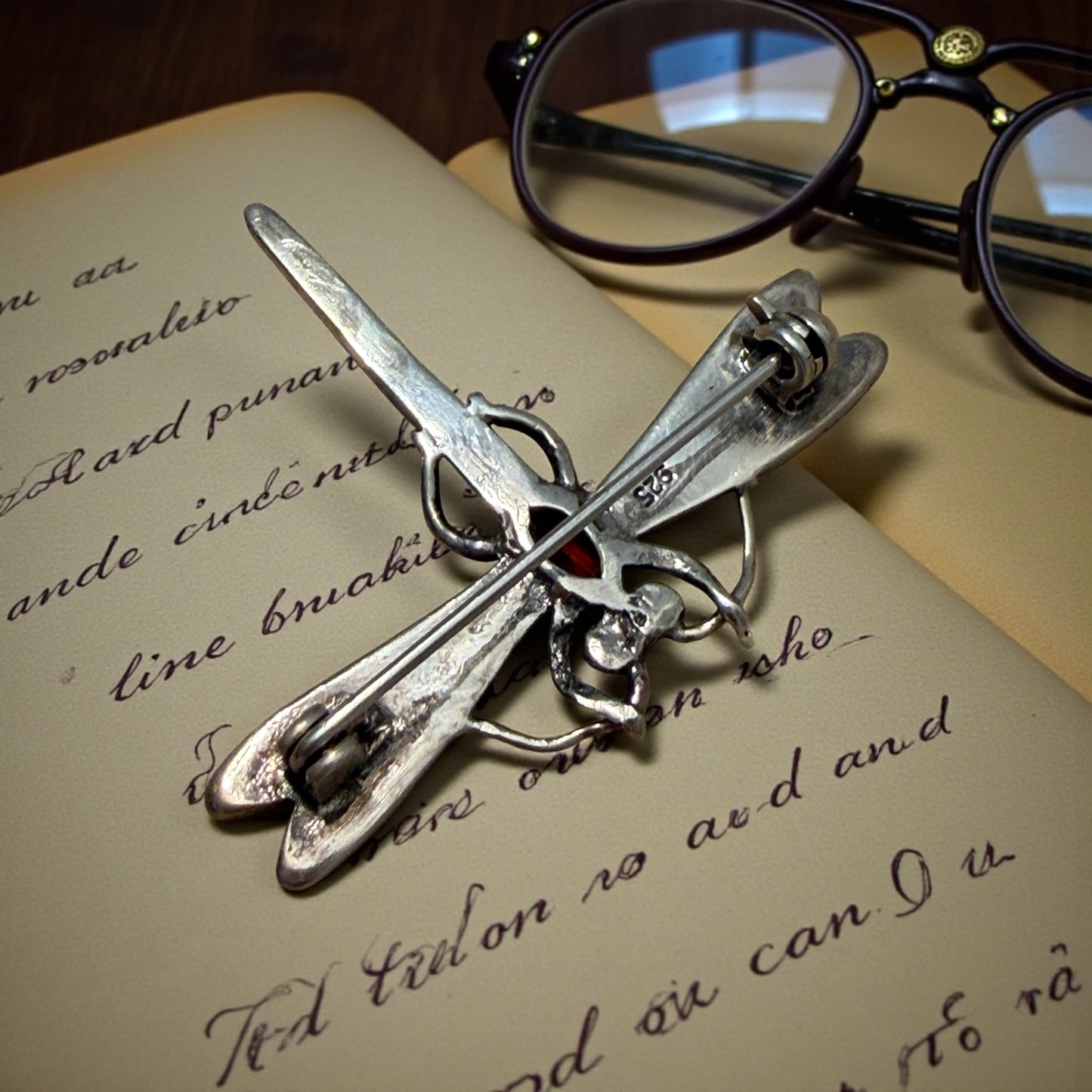 Spilla in argento e vetri boemi a guisa di libellula