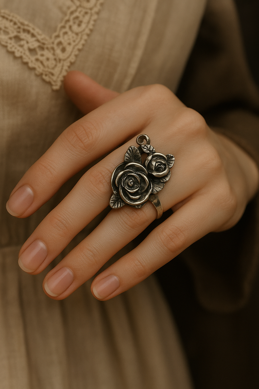 Anello in argento con rosa