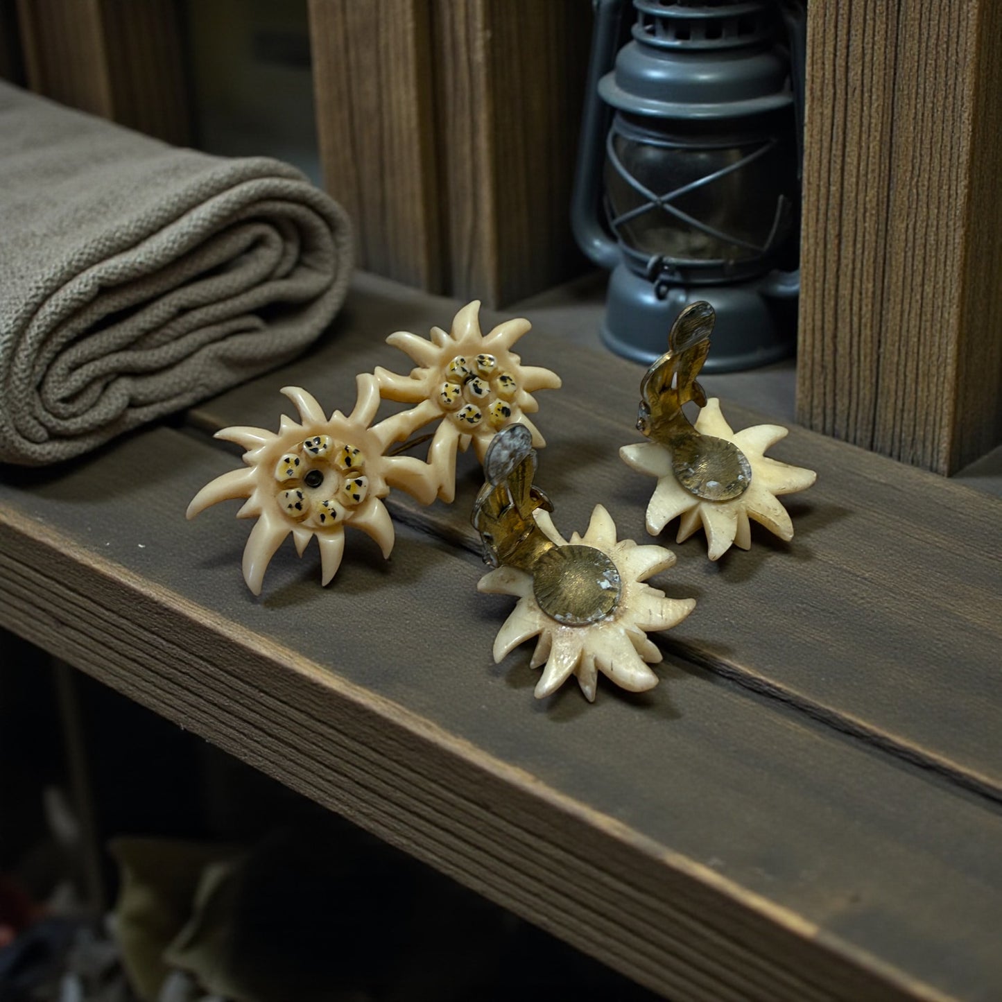 Parure spilla e orecchini clip in galalith stella alpina, 50s