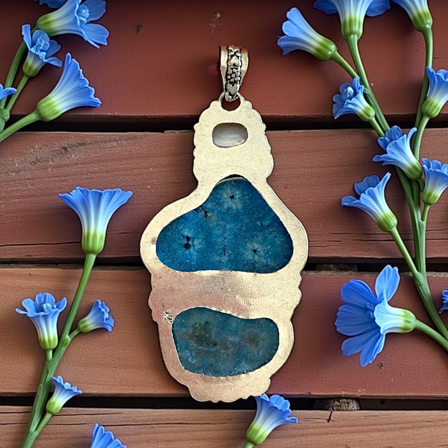 Pendente placcato argento con perla barocca e castoni in quarzo blu