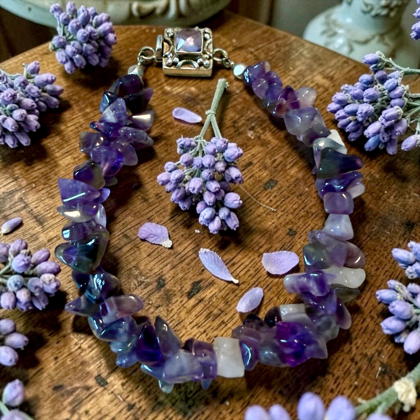 Bracciale con chips di ametista grezza e chiusura gioiello in argento