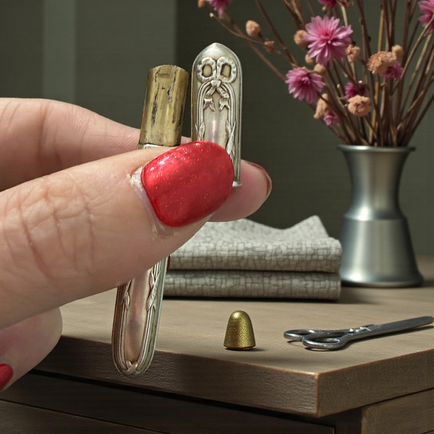 Needle case porta aghi in argento con motivi a nodo e a stelo, Art Nouveau puro