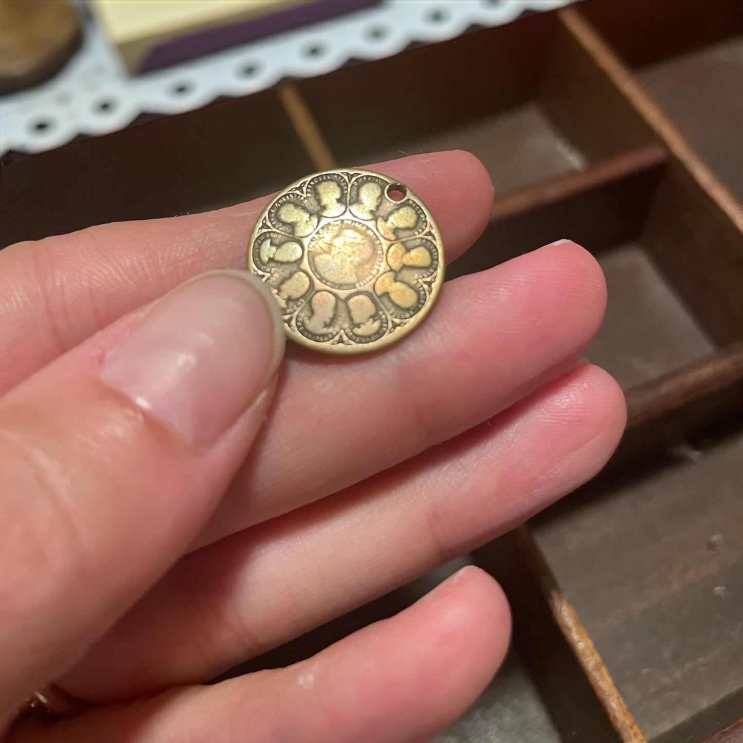 Scrigno scatola vittoriana con tarsia floreale, doppio scomparto e medaglia Giubileo Regina Vittoria