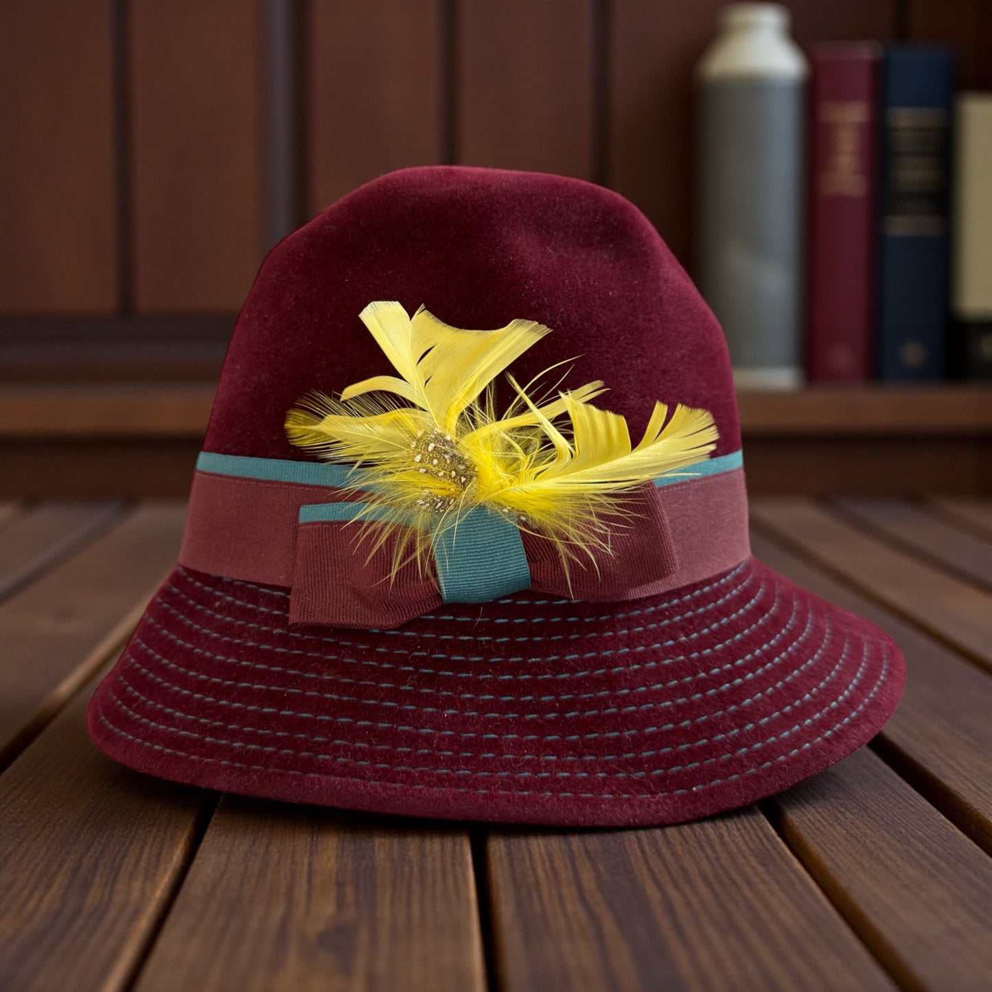 Cappello Borgogna con gros-grain color petrolio e piume, ispirazione cloche anni ‘20, produzione anni ‘50-‘60