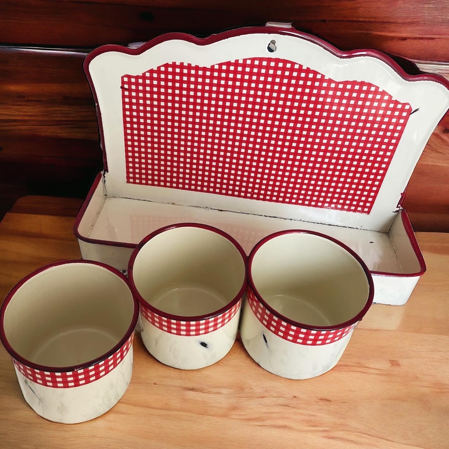 Enamelled shelf and jar set