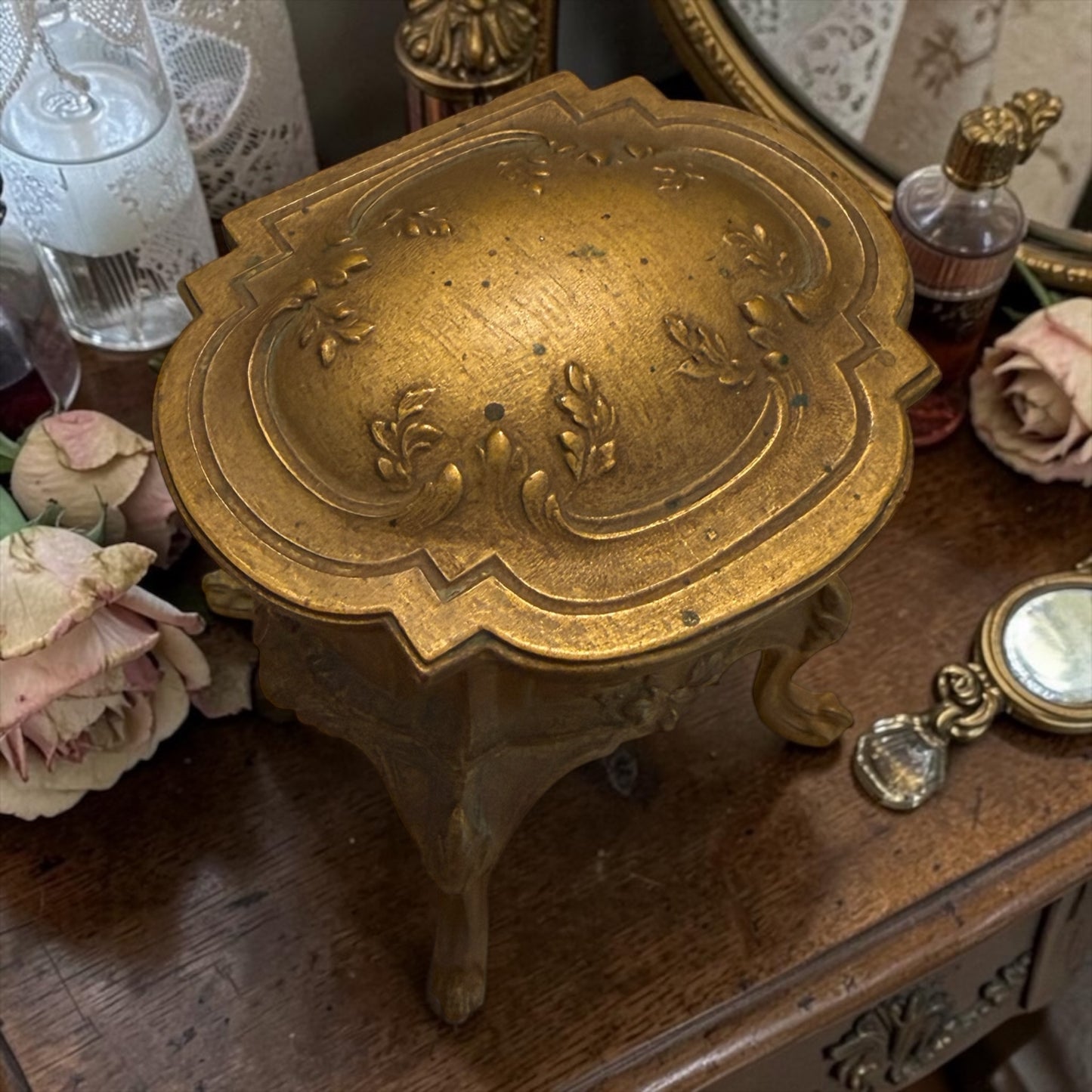 Scrigno porta gioielli francese a guisa di mobile da boudoir con interno in raso di seta