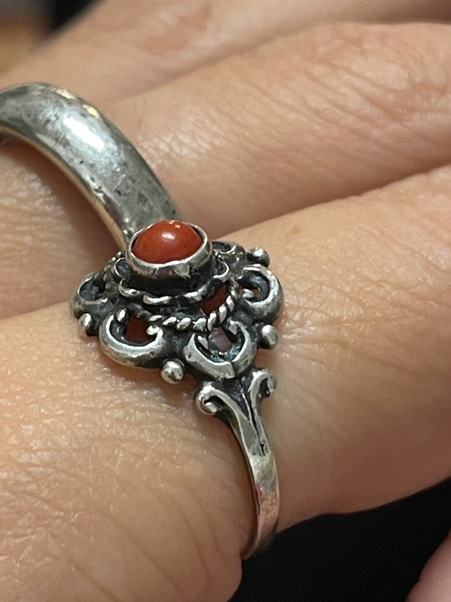 Anello argento 835 e cabochon corallo Mediterraneo, ca anni ‘50, Olanda