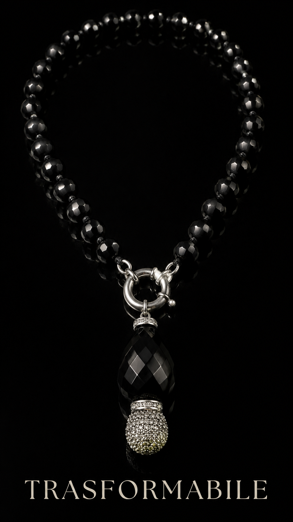 Collana con grandi perle in vetro nero sfaccettato infilate e annodate a mano e pendente amovibile con cristalli