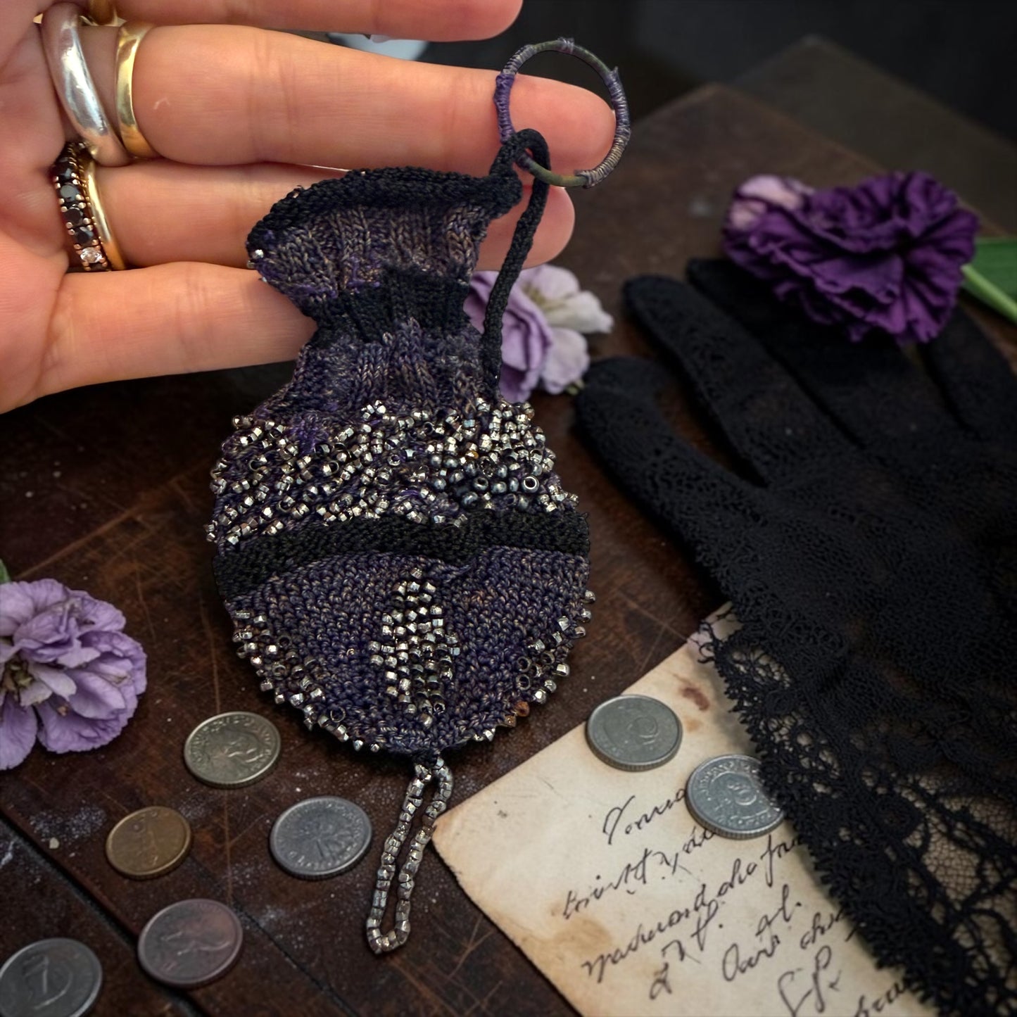 Deliziosa borsa dell’avaro aumonière vittoriana in maglia e perline da Châtelaine