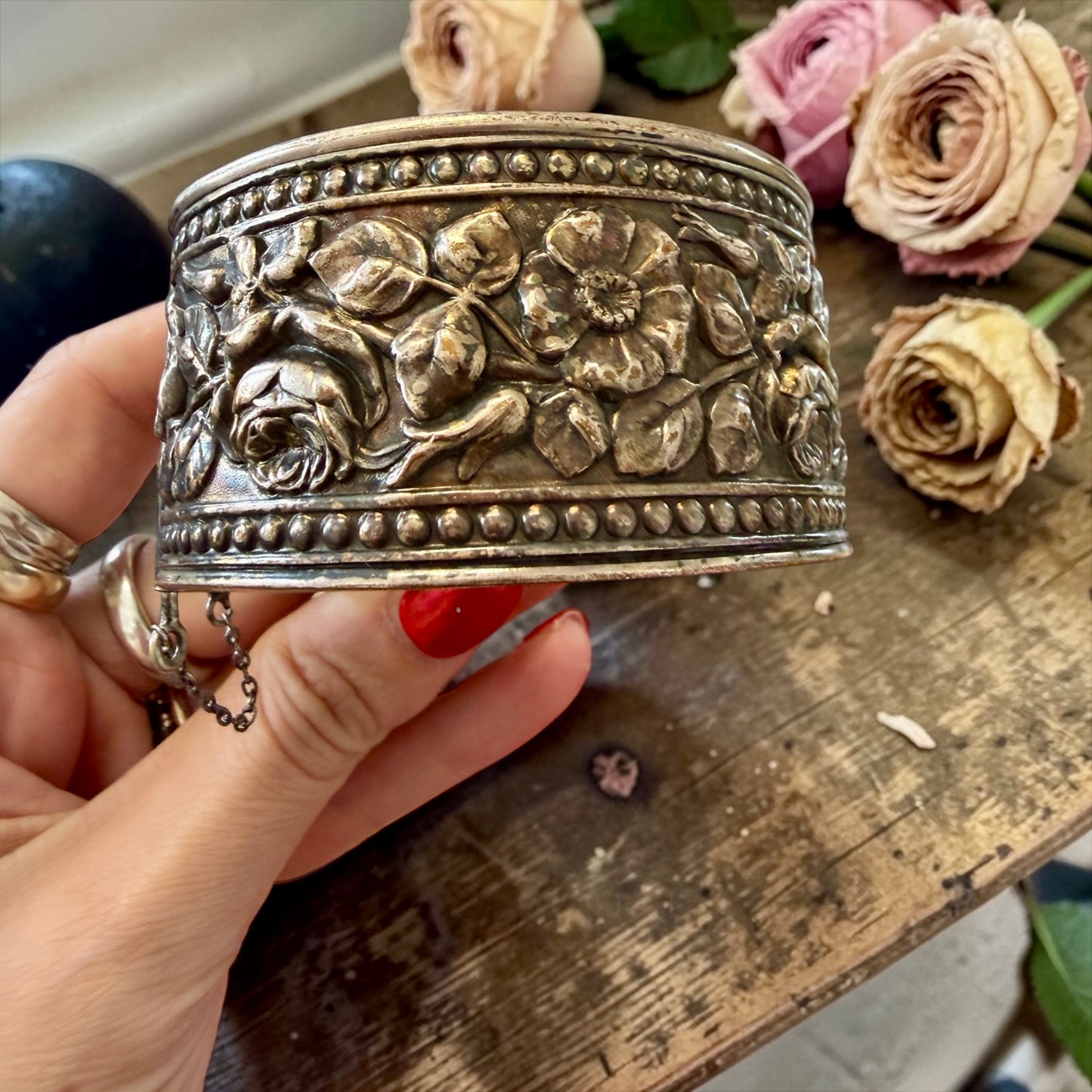 Bracciale romantico floreale rigido a fascione alto, placcato argento, anni ‘40-‘50