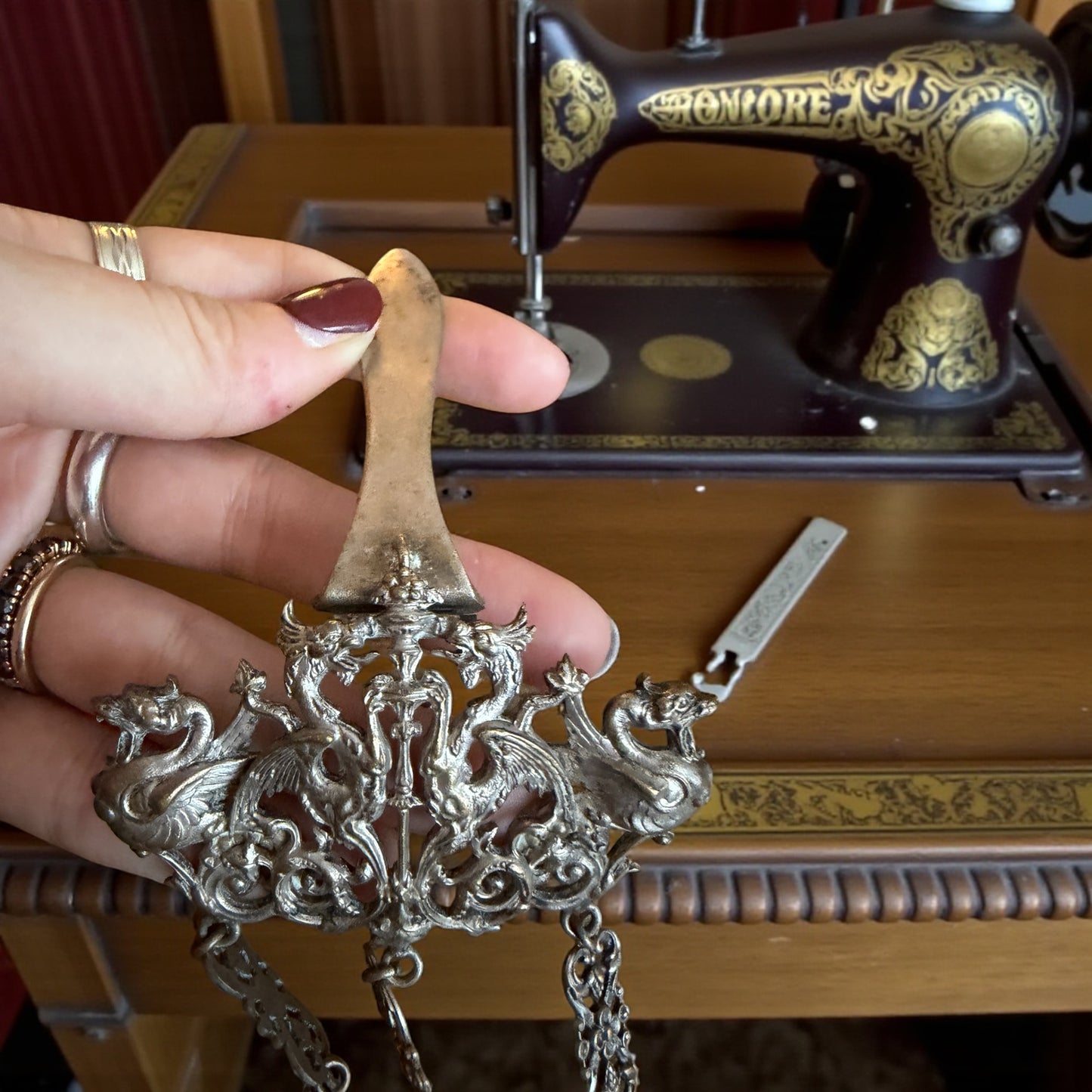 Chatelaine da sarta a 3 catene, riccamente decorata, ca anni ‘30