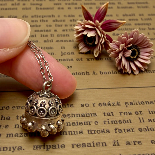 Antico pendente in argento “chiama angeli” di area Mediterranea su catenina 925 contemporanea