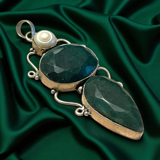 Grande pendente placcato argento con conchiglie madreperla e due avventurine