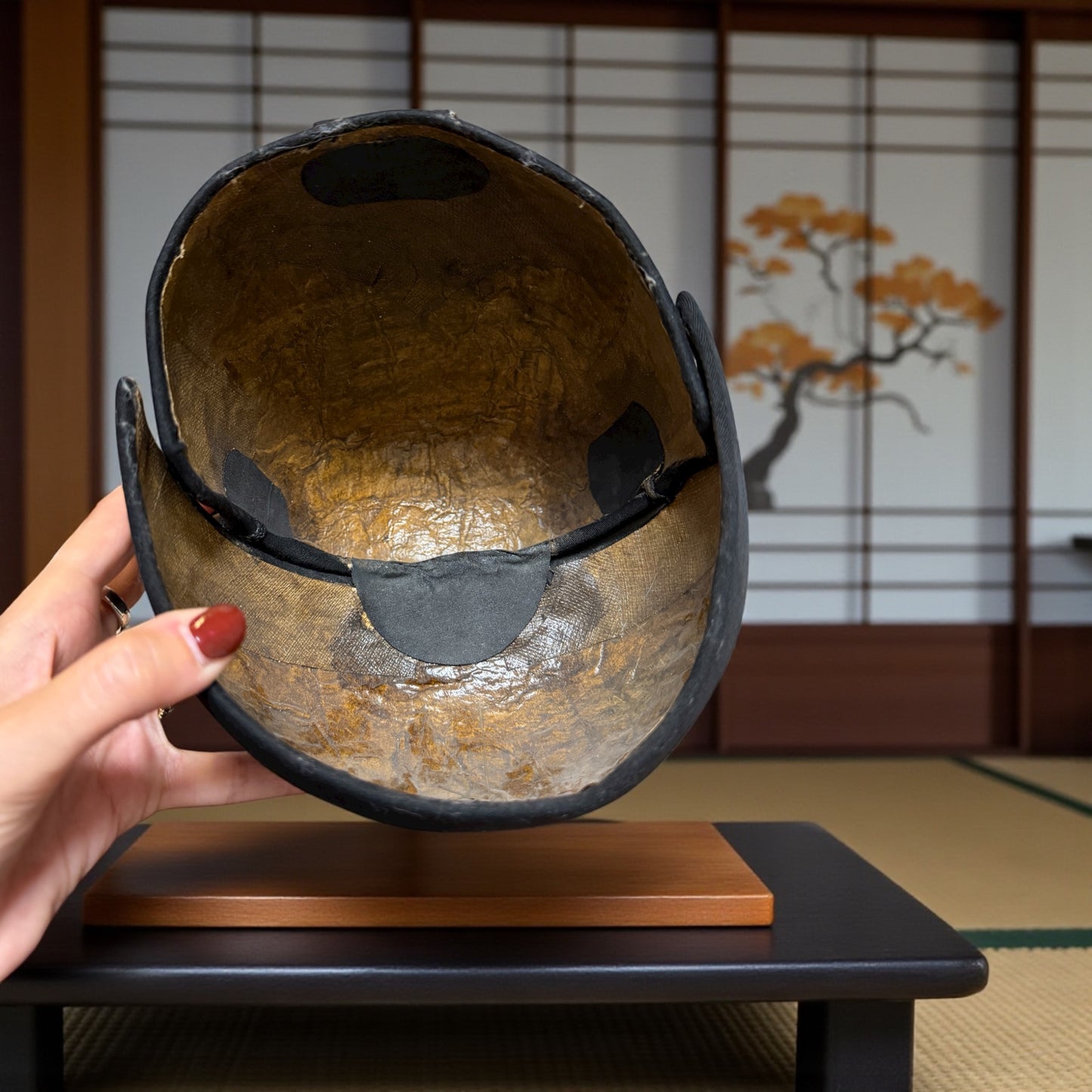 Copricapo antico cerimoniale giapponese Kanmuri con supporto