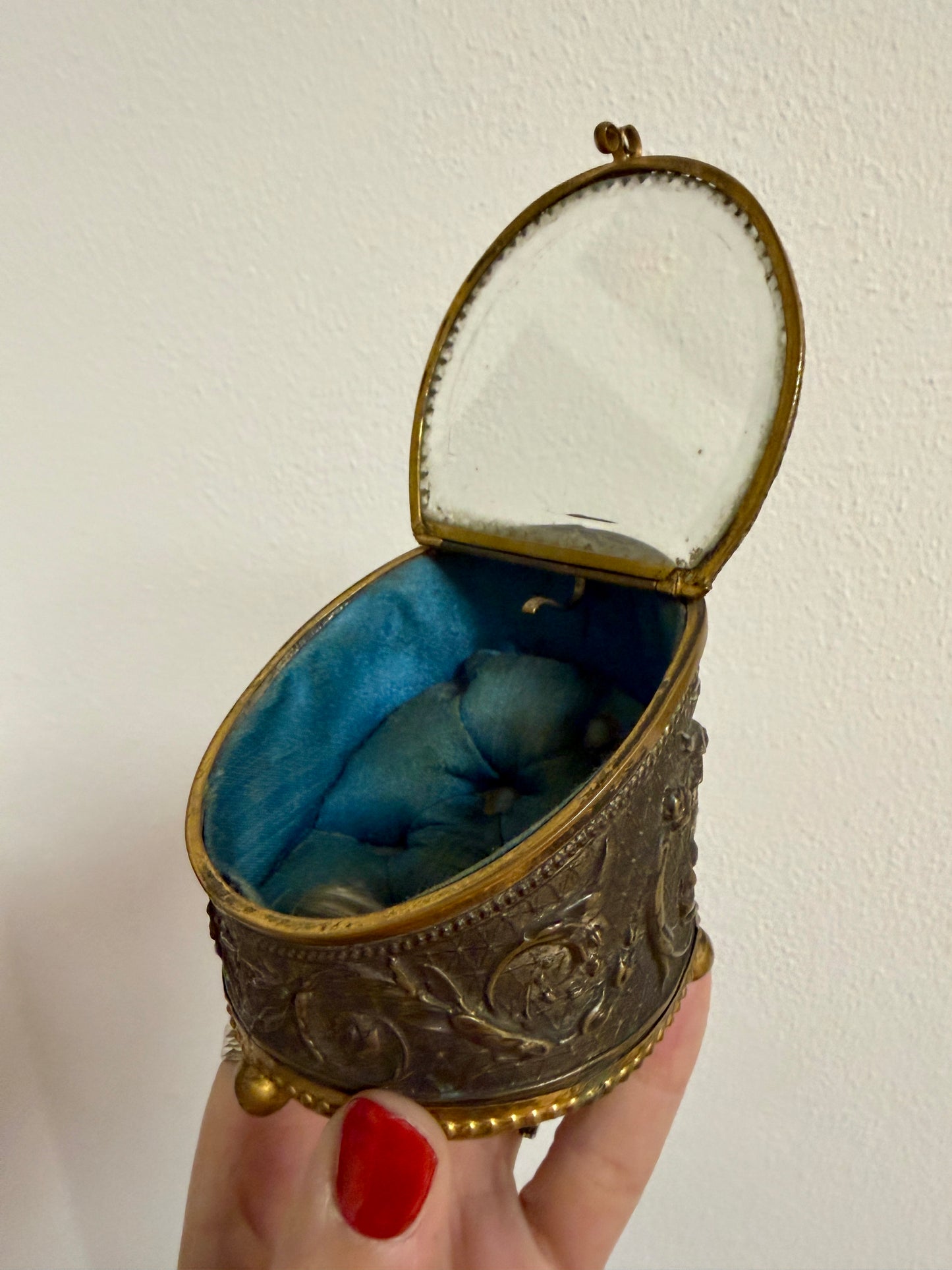 Cofanetto decorato con vetro bisellato e seta capitonné porta gioiello, fine ‘800 primo ‘900