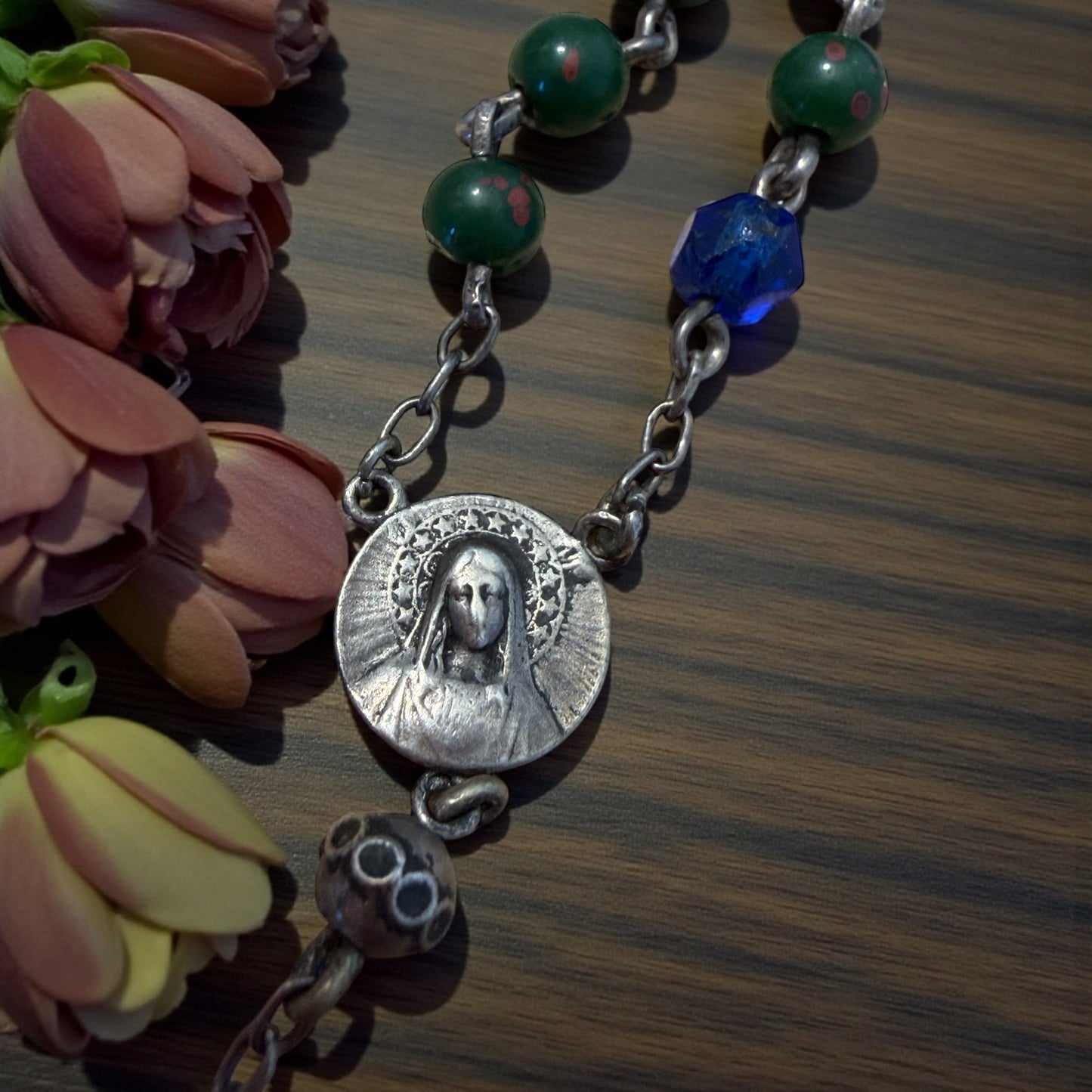 Antico rosario ca 1900 in argento e diaspro verde maculato, con perla segnaposto blu