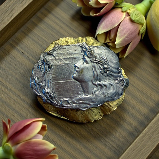 Clip / spilla ferma foulard con volto Art Nouveau alla Alphonse Mucha, doppia montatura argentata e dorata