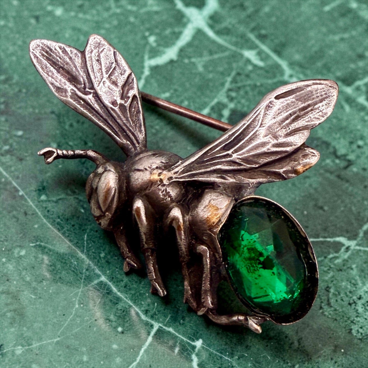Spilla placcata argento a guisa di ape con cabochon verde, secondo dopo guerra