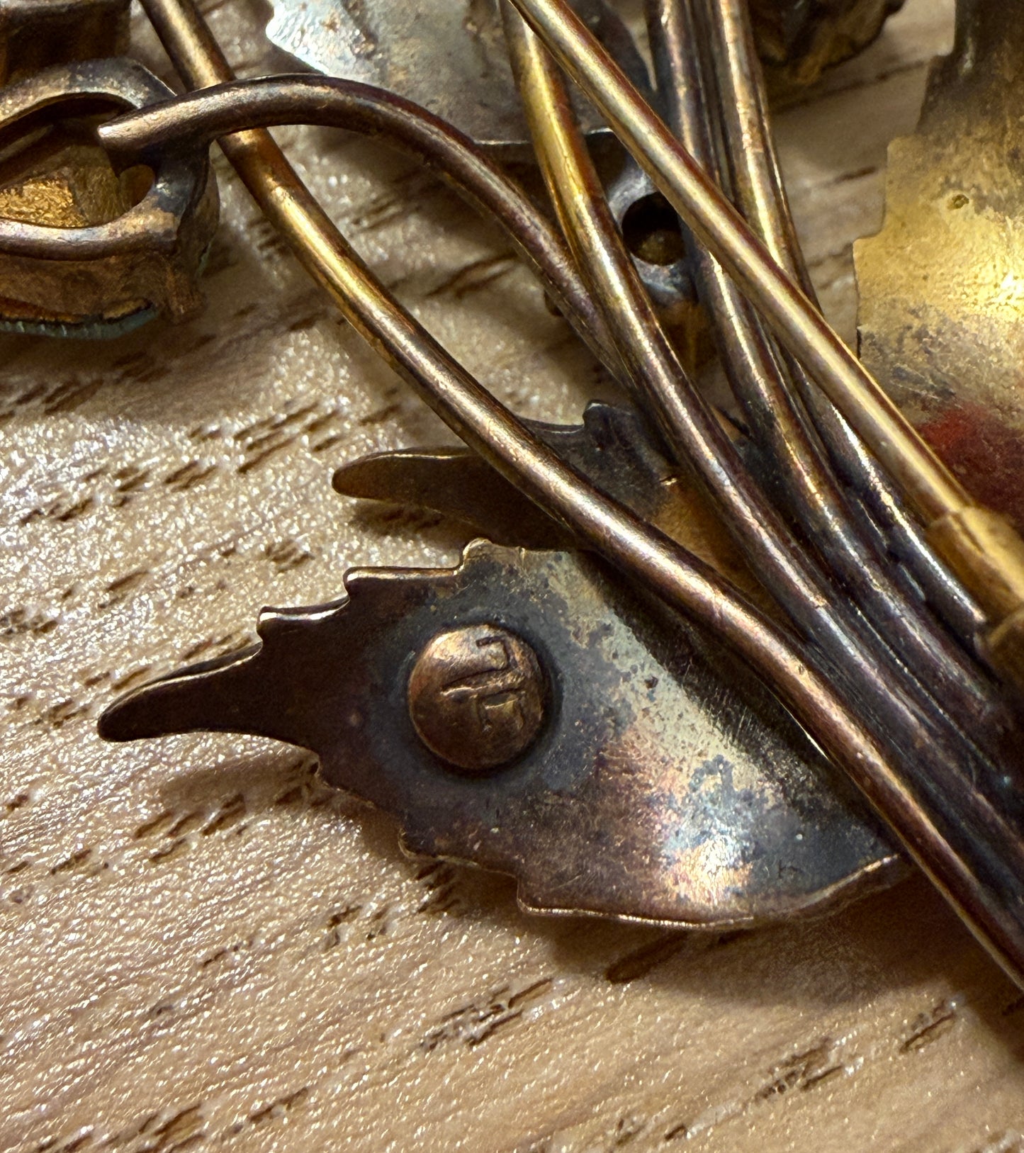 Spilla bouquet floreale anni ‘40 firmata, placcata oro con cristalli azzurri