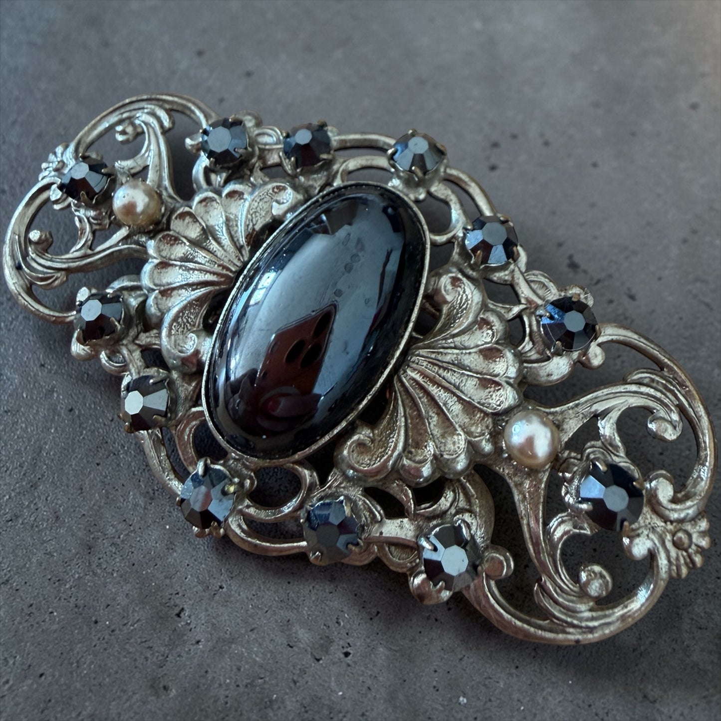 Grande spilla vintage con cabochon in prob. Ematite, perle e strass; anni ‘60