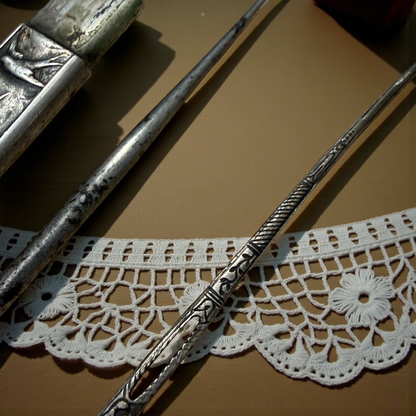 Porta aghi in argento punzonato con rondini, Art Nouveau, fine ‘800 con bodkin in argento e piccolo poinçon