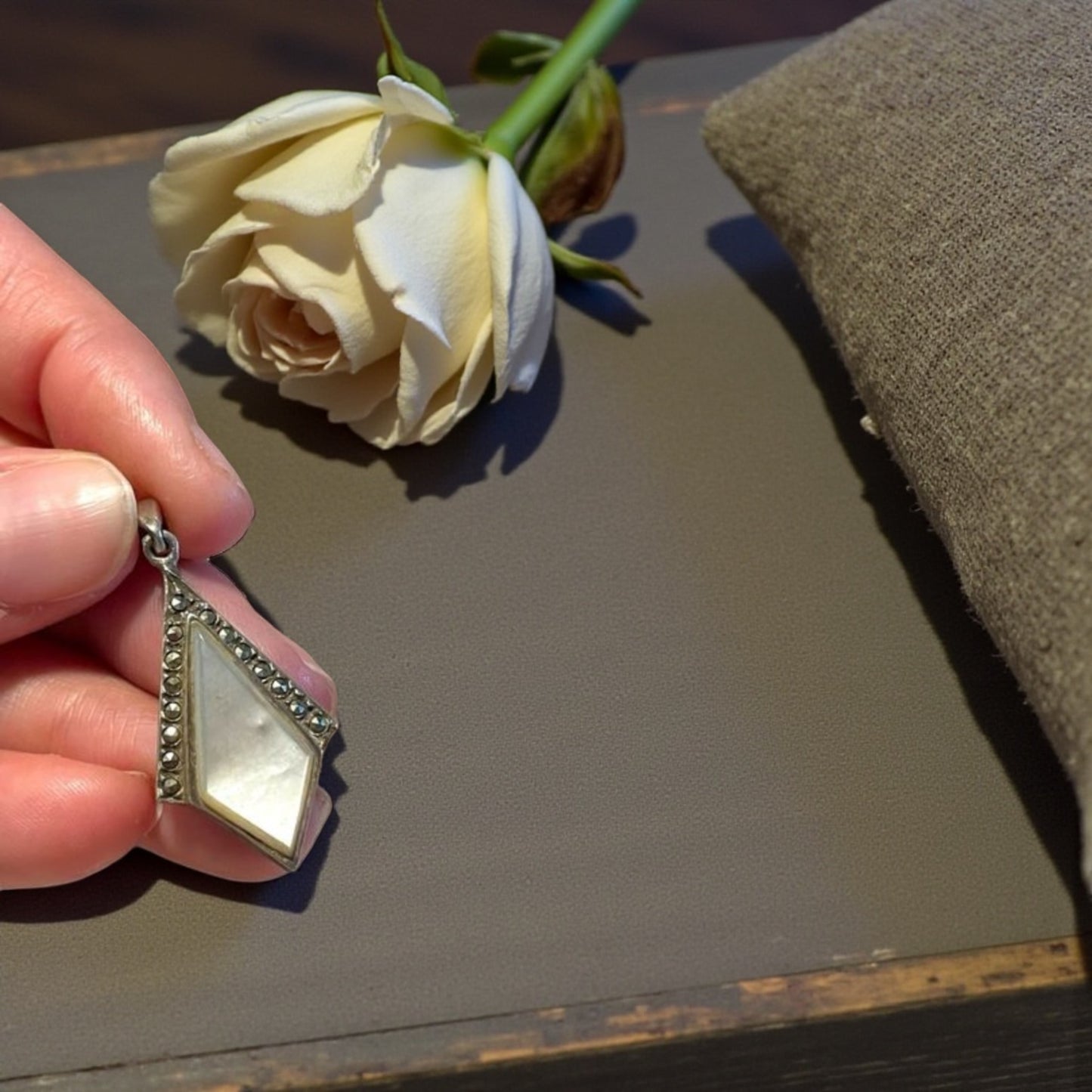 Pendente ciondolo gioiello in argento 925 con marcasiti e madreperla