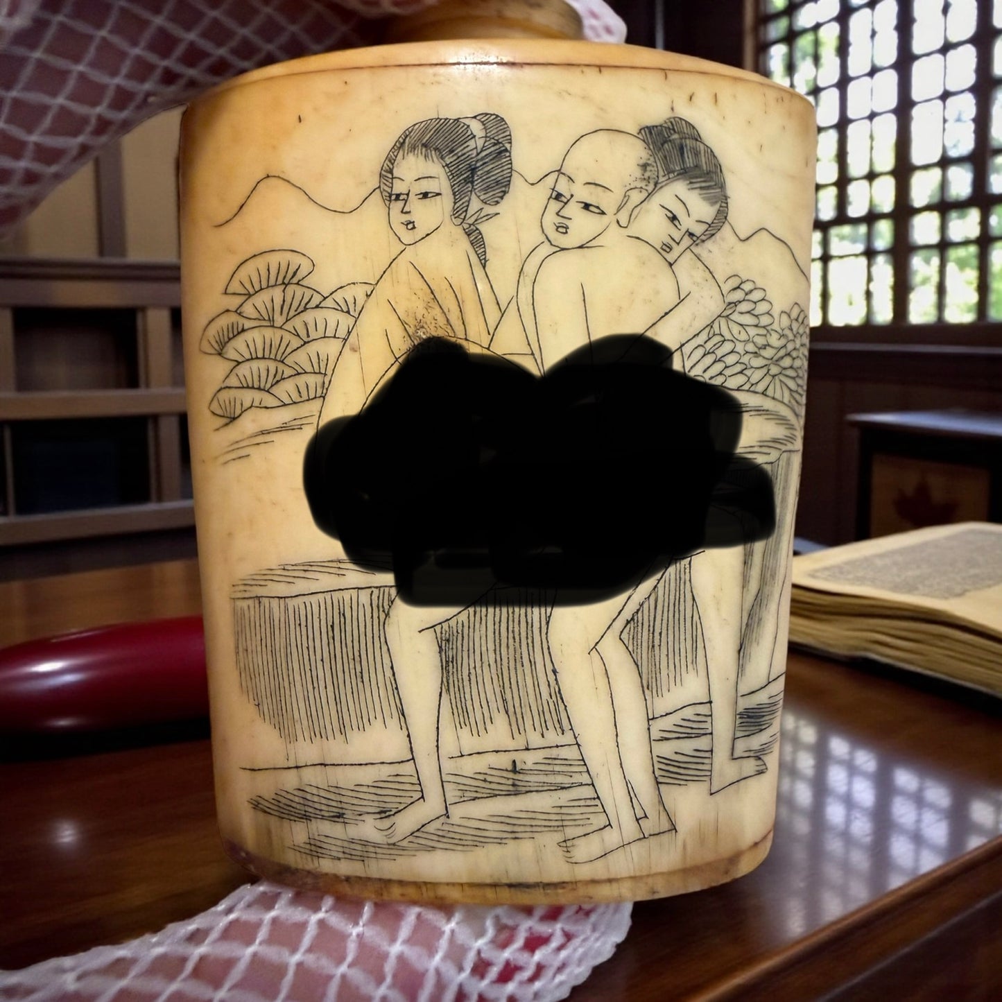 Snuff bottle in osso decorata su entrambi i lati con scene erotiche, Cina, metà ‘900 completa di cucchiaino