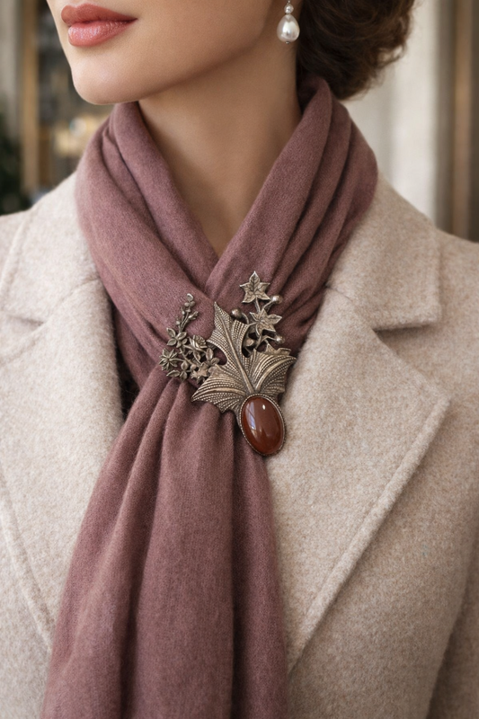 Splendida spilla in argento tardo Liberty con decorazioni fitomorfe e cuore in cornalina